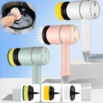 Cepillo de limpieza eléctrico con cabezales intercambiables en colores rosa, verde y blanco, mostrando uso en sartén y accesorios incluidos.