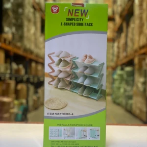 Pack de soporte de zapatos de 4 niveles en color verde claro, con diseño Z para ahorrar espacio. Incluye instrucciones de instalación y muestra el producto montado con pares de zapatos.