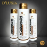 Tres botellas de Acondicionador Revitalizante DLuxia de 450 ml con tapa dorada, fondo oscuro y reflejo en superficie.