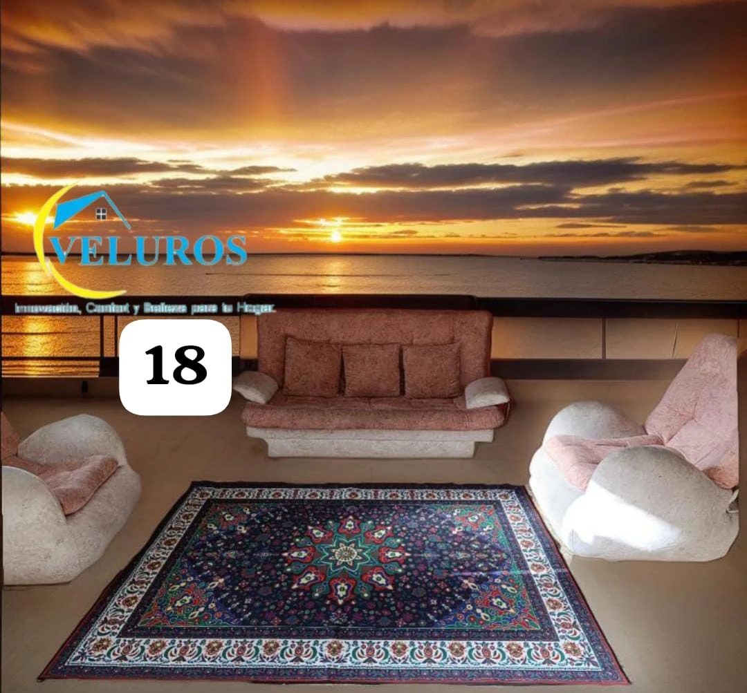 Alfombra persa de 2x1,50m con base antideslizante, vista cenital en sala con sofá y sillones, diseño floral multicolor sobre fondo oscuro.