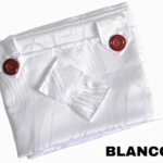 Cortina persiana en tela blanca con patrón jacquard, detalles de botones rojos y pliegues decorativos.