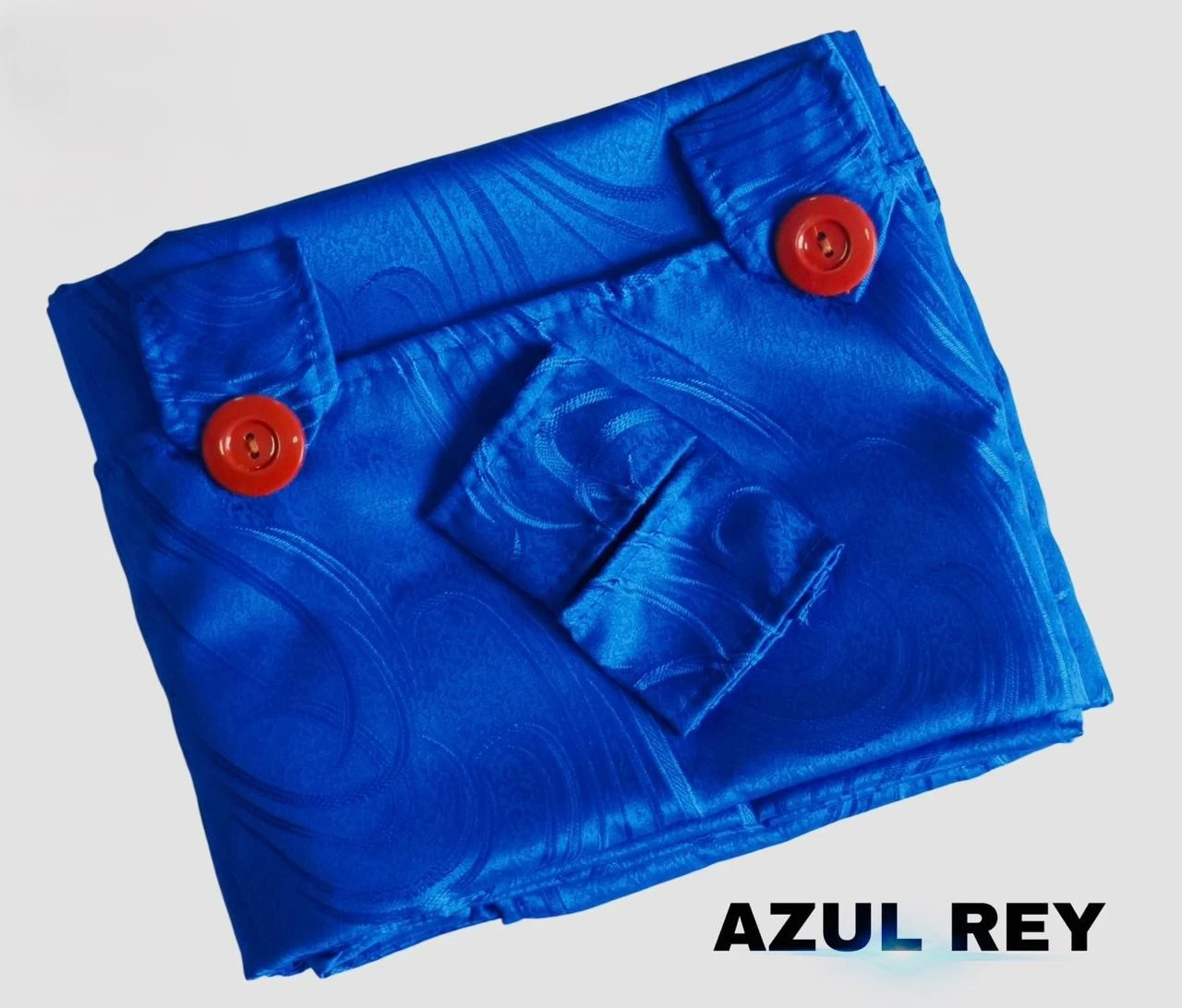 Cortina persiana azul rey en tela jacquard, vista frontal con botones rojos y pliegues decorativos.