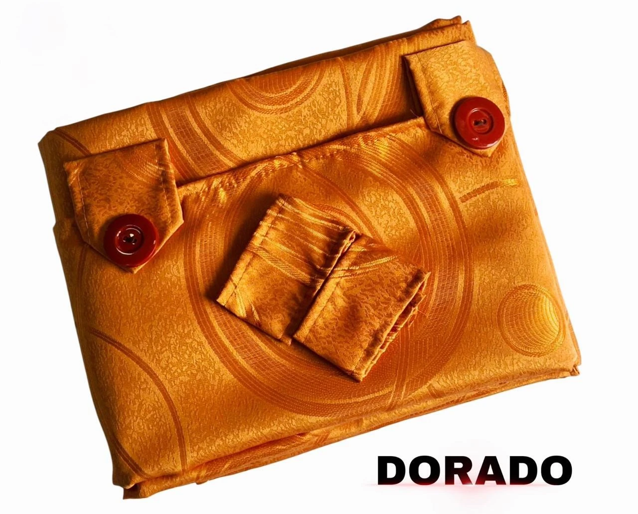 Cortina persiana en tela jacquard dorada con botones rojos, vista frontal mostrando pliegues y textura.