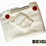 Cortina persa beige en tela jacquard, vista frontal con botones rojos y pliegues decorativos.