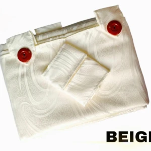 Cortina persa beige en tela jacquard, vista frontal con botones rojos y pliegues decorativos.
