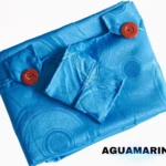 Cortina persiana en tela jacquard color aguamarina, con botones rojos y diseño circular, ideal para ventanas grandes.
