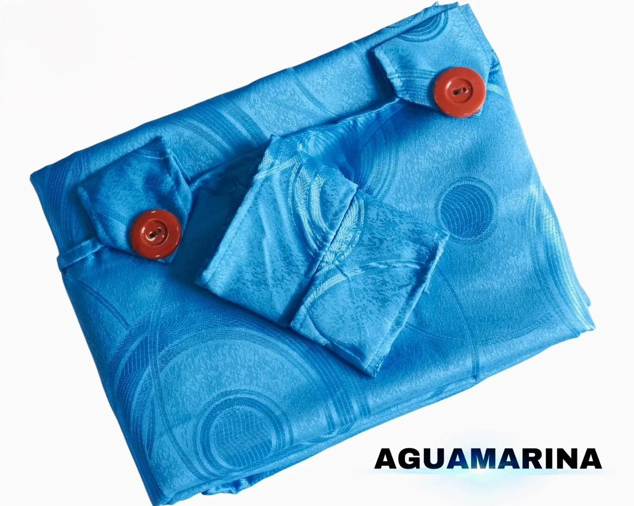 Cortina persiana en tela jacquard color aguamarina, con botones rojos y diseño circular, ideal para ventanas grandes.