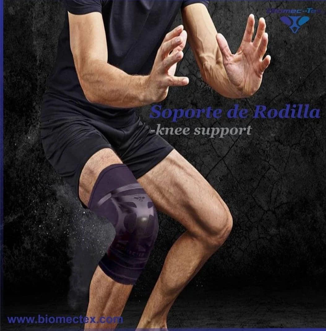 Rodillera Biomectex en color negro, vista lateral de hombre en movimiento, con textura transpirable y diseño ergonómico para soporte articular.