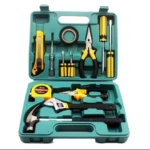 Set de herramientas en caja verde con destornilladores, alicates, martillo, cinta métrica de 2 m y llave inglesa, organizados por compartimentos.