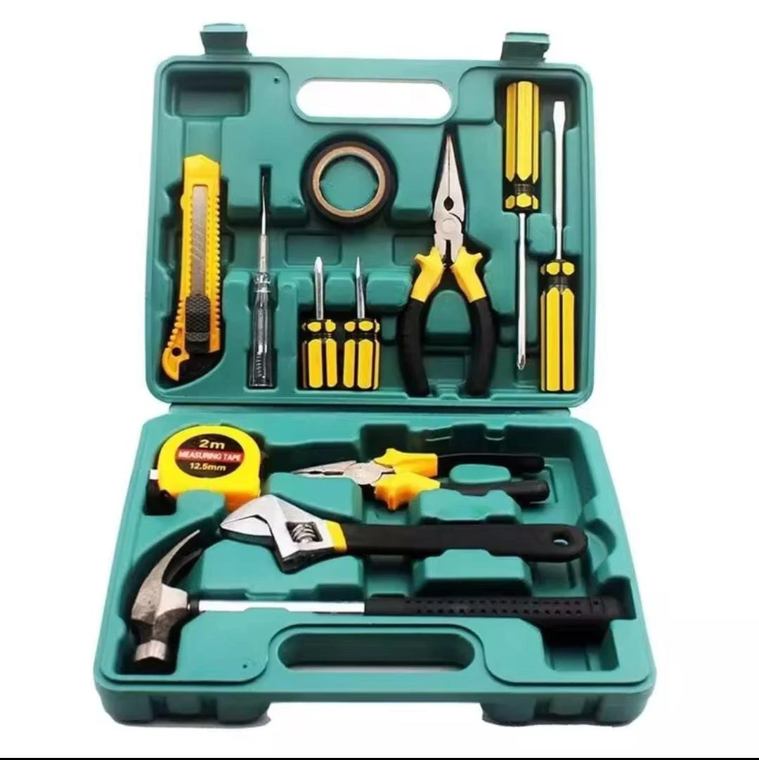 Set de herramientas en caja verde con destornilladores, alicates, martillo, cinta métrica de 2 m y llave inglesa, organizados por compartimentos.