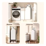 Secador eléctrico plegable blanco en tres ambientes: balcón junto a lavadora, dentro de armario abierto y en sala de estar con estante lateral. Diseño compacto con soporte metálico dorado.