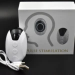 Dispositivo blanco ovalado con botones de control, cable USB y caja que muestra de cabeza con texto "PULSE STIMULATION".