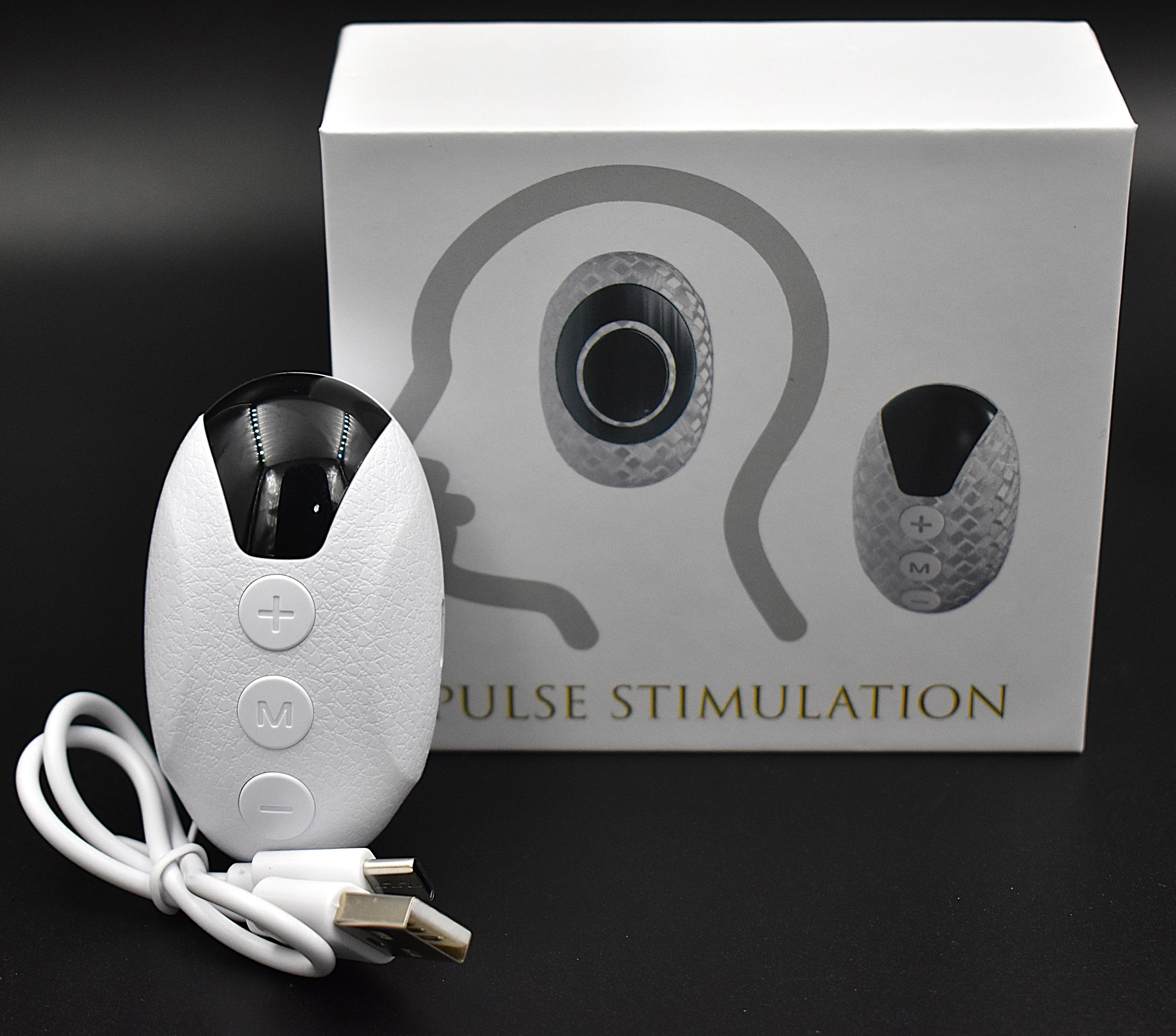 Dispositivo blanco ovalado con botones de control, cable USB y caja que muestra de cabeza con texto "PULSE STIMULATION".