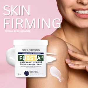 Contenedor blanco de crema reafirmante Fubsta con etiqueta multicolor, muestra de producto en hombro de mujer sonriente sobre fondo rosa pálido.