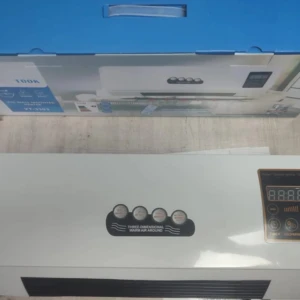 Aire acondicionado Splitmax color blanco con panel de control digital y cuatro botones táctiles, acompañado de su caja azul y blanca.