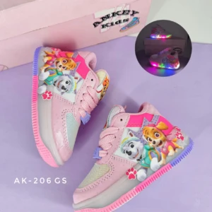 Zapatos deportivos infantiles de color rosa con temática de Paw Patrol, suela luminosa multicolor y caja de presentación.