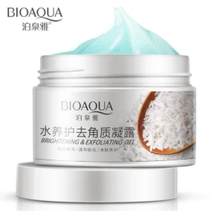 Tubo de exfoliante de arroz Bioaqua con textura azul claro y gránulos visibles, sobre base blanca.
