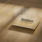 Lámina adhesiva para piso en PVC, color madera clara, tamaño 60x60 cm, mostrando textura y acabado realista sobre suelo.