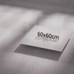 Lámina adhesiva para piso en PVC de 60x60 cm, color blanco, mostrando una pieza individual sobre superficie gris con iluminación cenital.