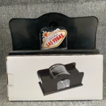 Barajador manual mecánico negro con base blanca, mostrando el dispositivo en uso sobre su caja de presentación.