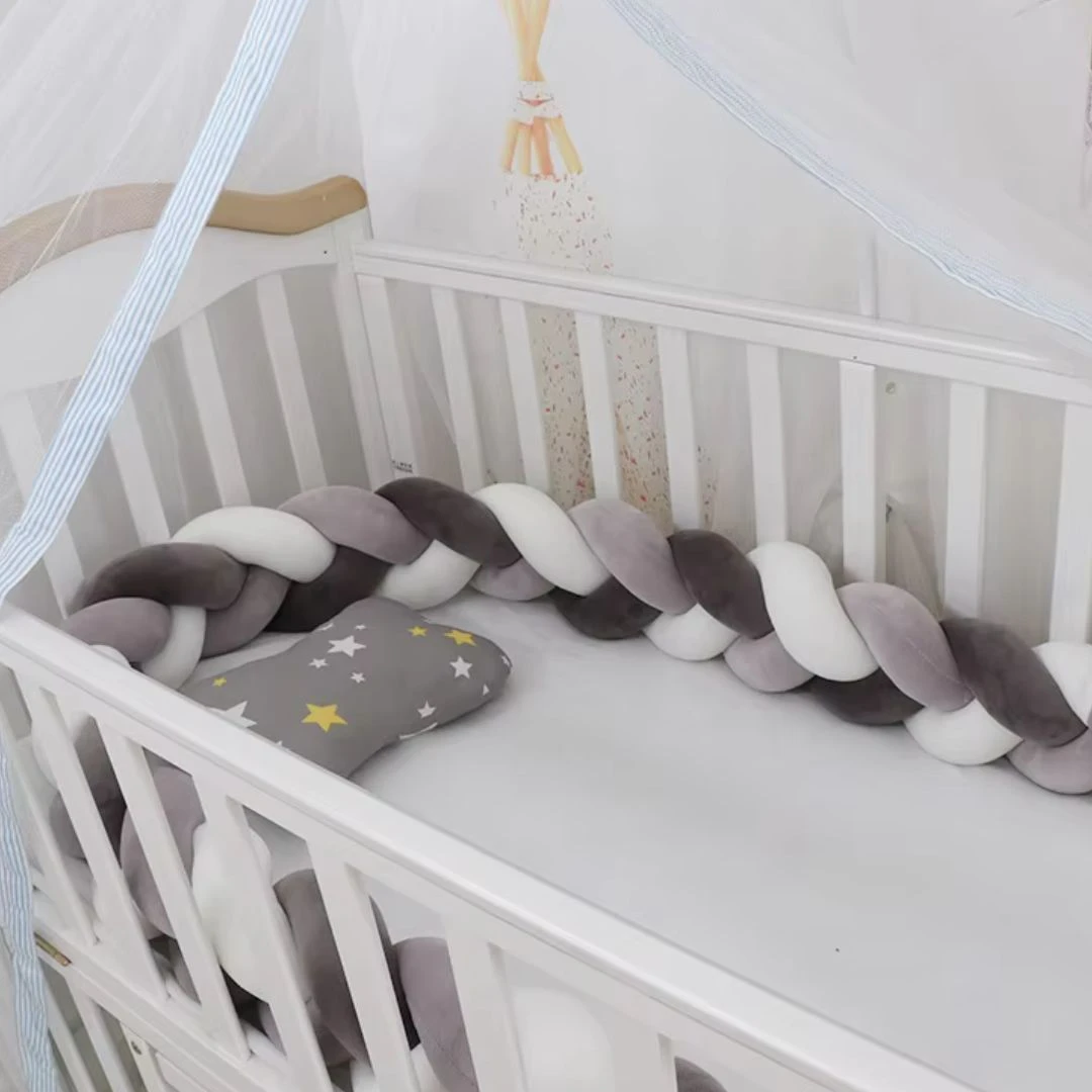 Cojín trenza acolchado en gris, blanco y lila para cuna, con almohada de estrellas. Protección lateral suave y diseño anticolisión.
