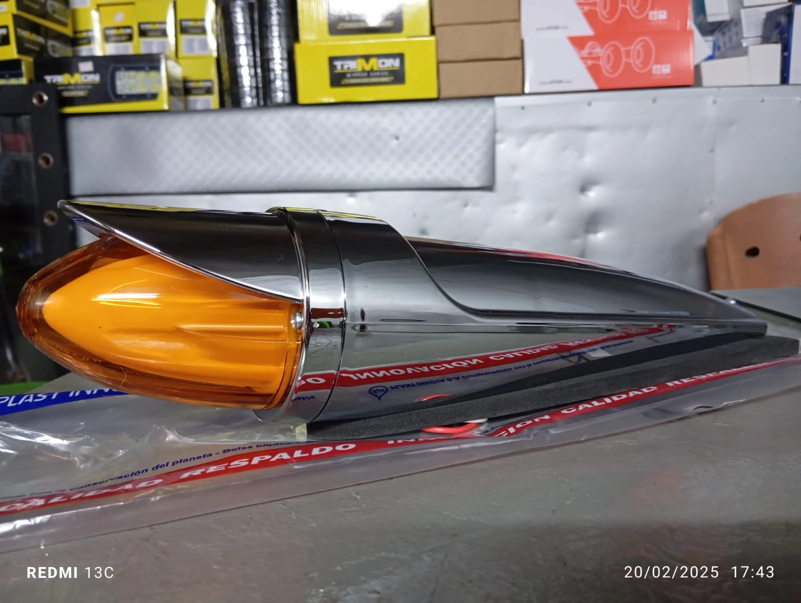Bala Misil Grande Neon con 12 LEDs en policarbonato, color naranja y acabado cromado, mostrando visibilidad lateral y frontal.