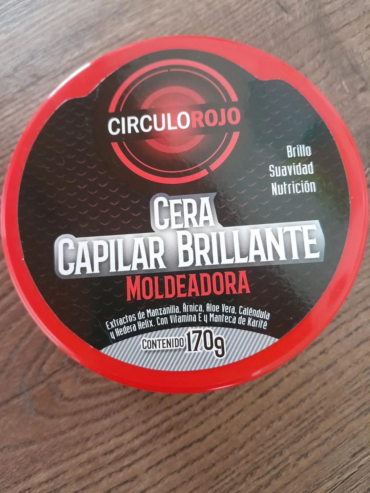 Tapa circular de cera capilar moldeadora Círculo Rojo, color rojo con etiqueta negra y detalles en blanco y rojo, muestra contenido de 170 g, con ingredientes como karité y aloe vera visibles en la descripción.