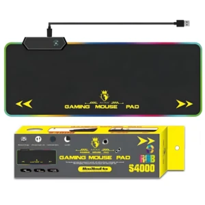 Mouse pad gamer negro con bordes multicolor y luces RGB, incluye puerto USB integrado y logotipo amarillo. Presentado con su caja amarilla que muestra precio y dimensiones.