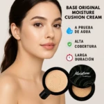 Base Maquillaje Moisture Cushion en presentación abierta, mostrando textura cremosa y acabado natural. Incluye tapa con diseño negro y detalles en verde, junto a modelo con piel unificada y luminosa.