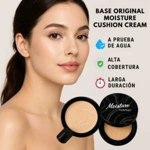 Base Maquillaje Moisture Cushion en presentación abierta, mostrando textura cremosa y acabado natural. Incluye tapa con diseño negro y detalles en verde, junto a modelo con piel unificada y luminosa.