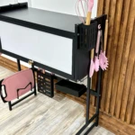 Platillera escurridora de aluminio con tapa protectora, color negro y blanco, con accesorios colgados y bandeja inferior para secar vajilla.