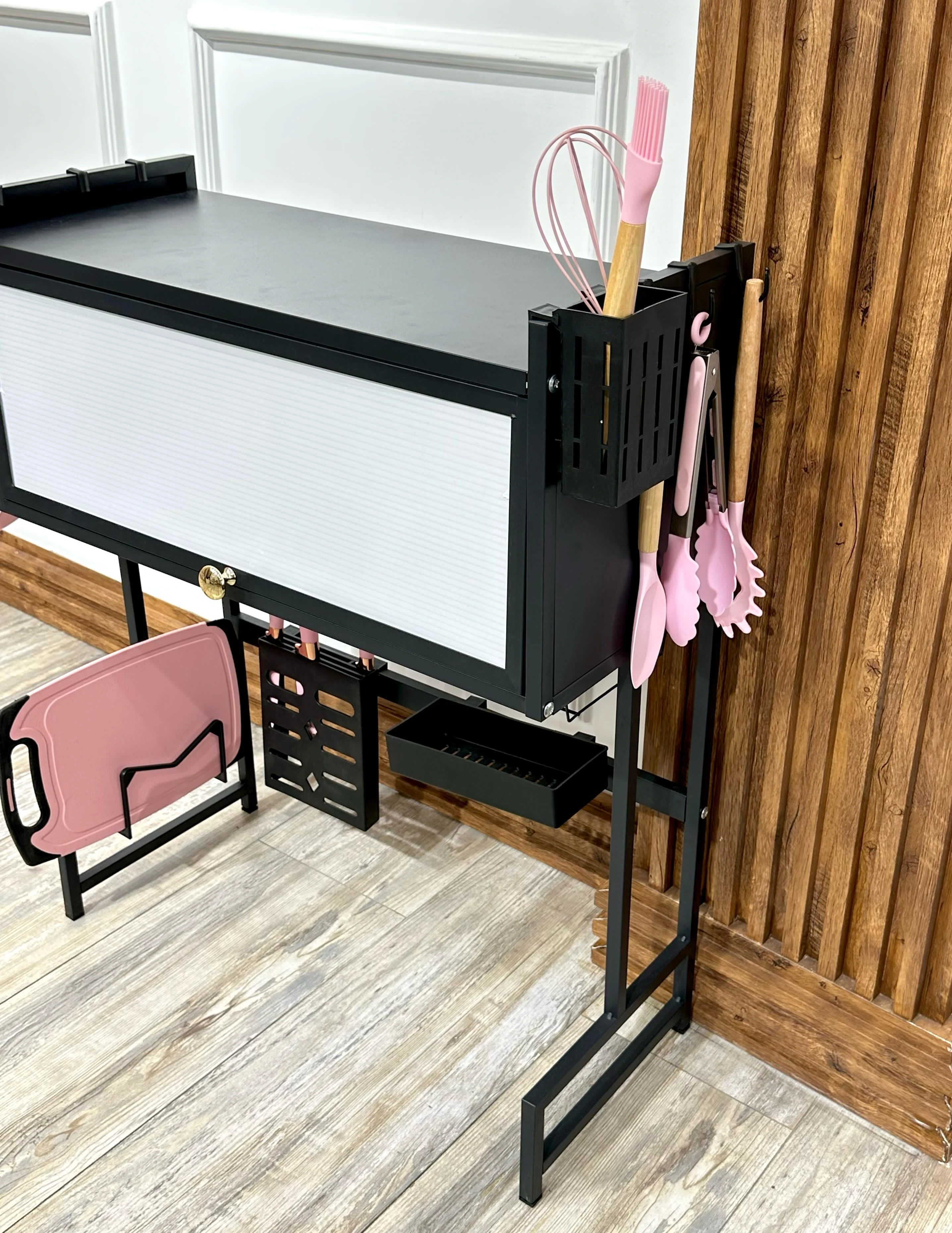 Platillera escurridora de aluminio con tapa protectora, color negro y blanco, con accesorios colgados y bandeja inferior para secar vajilla.