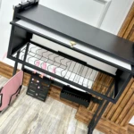 Platillera escurridora de aluminio con tapa protectora negra, vista desde arriba mostrando estantes metálicos y accesorios organizadores en color rosa y negro.