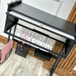Platillera escurridora de aluminio con tapa protectora negra, vista desde arriba mostrando estantes metálicos y accesorios organizadores en color rosa y negro.