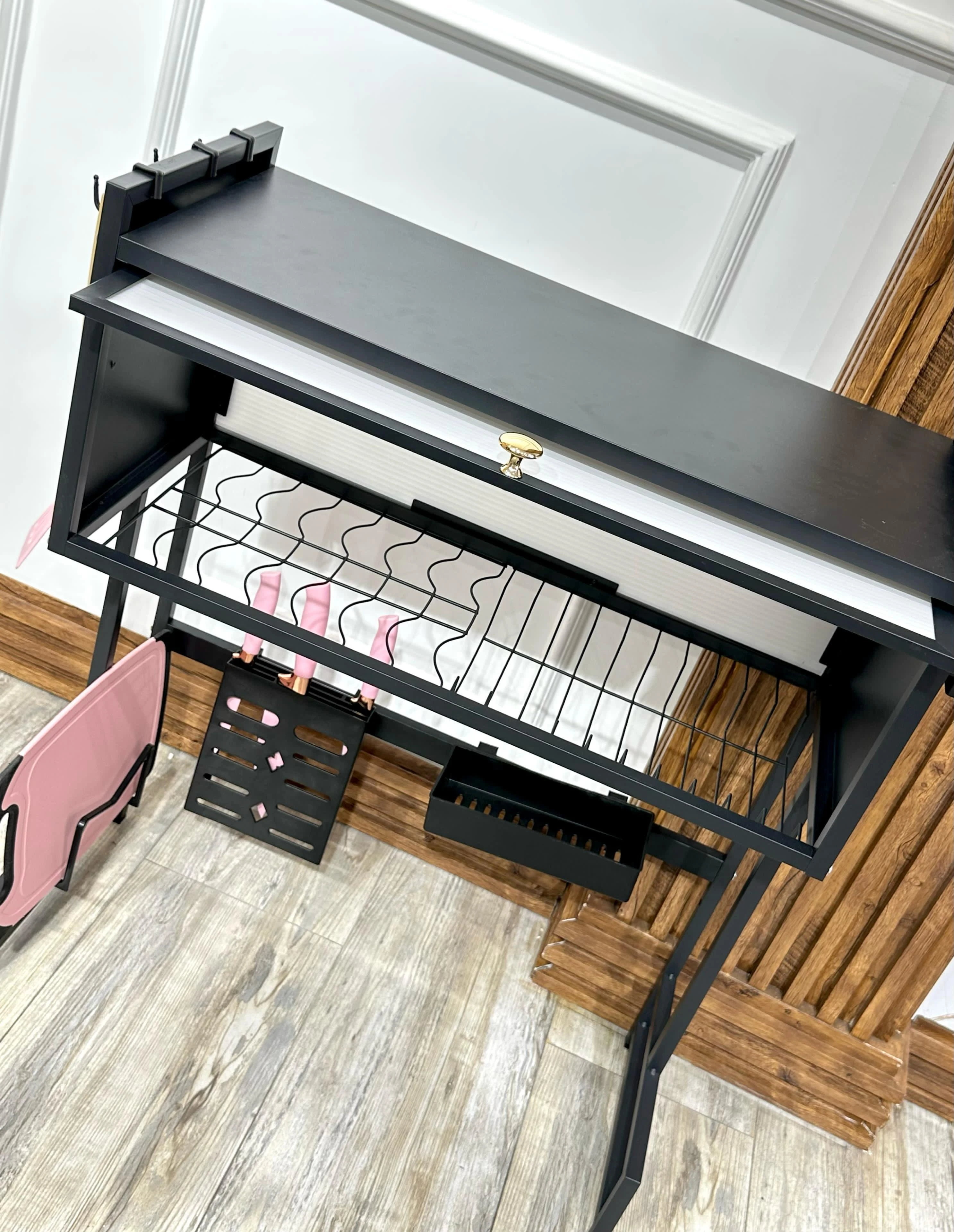 Platillera escurridora de aluminio con tapa protectora negra, vista desde arriba mostrando estantes metálicos y accesorios organizadores en color rosa y negro.