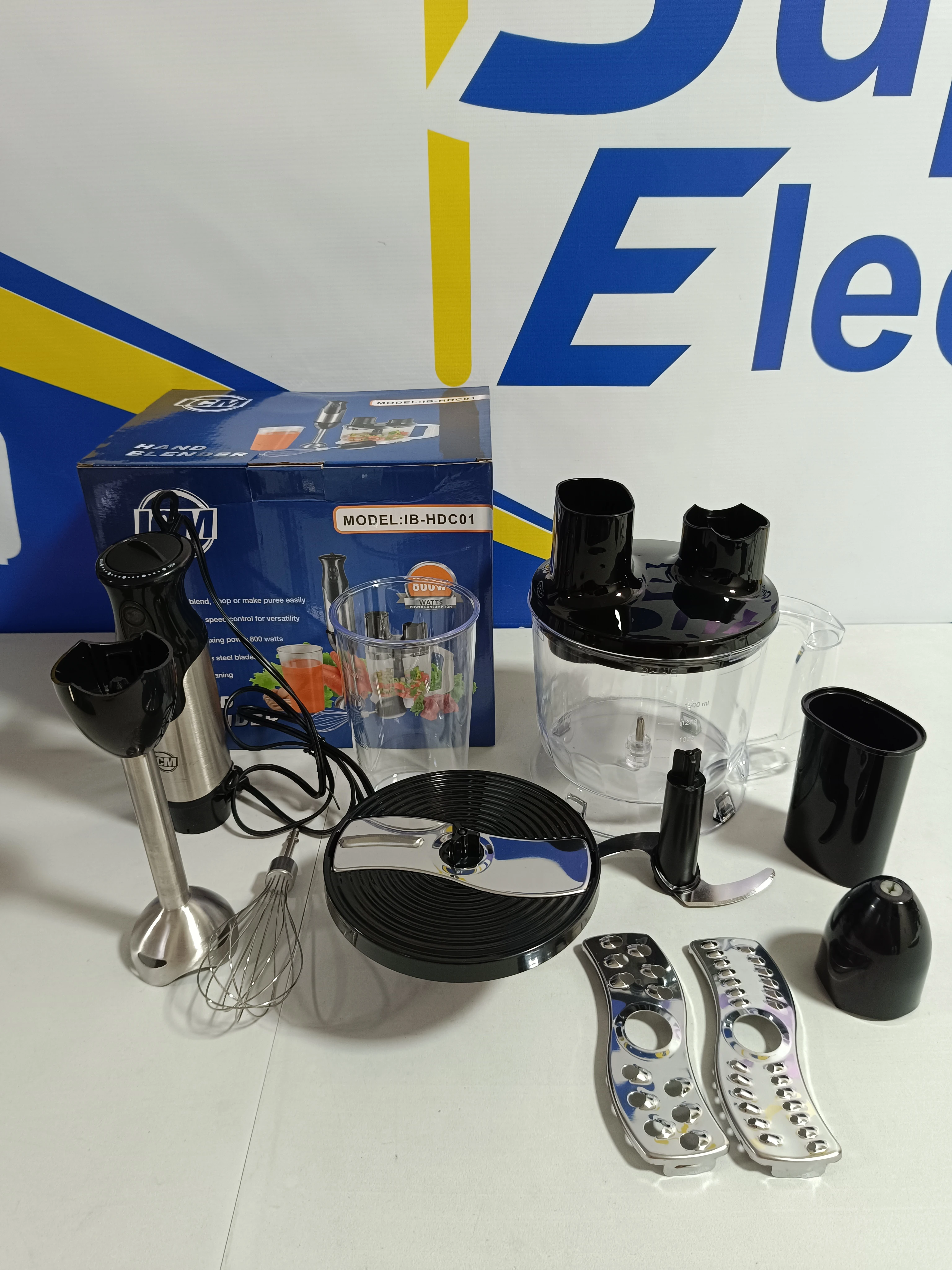 Licuadora inmersión modelo ICM 800W con accesorios, cable enrollado y caja original. Incluye batidor, vaso medidor y piezas de acero inoxidable.
