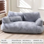 Sofá gris para mascotas con relleno de alta densidad, modelo Linea Eco, mostrando variante mediana (L) de 91 cm x 76 cm, con cojín lateral y respaldo acolchado, sobre alfombra beige en interior luminoso.