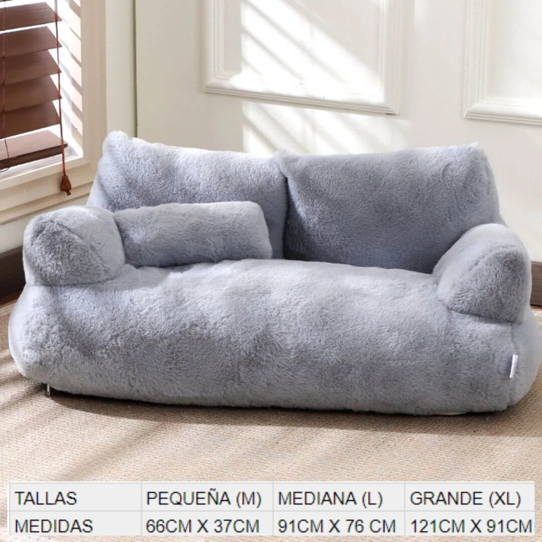 Sofá gris para mascotas con relleno de alta densidad, modelo Linea Eco, mostrando variante mediana (L) de 91 cm x 76 cm, con cojín lateral y respaldo acolchado, sobre alfombra beige en interior luminoso.