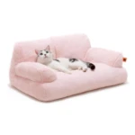 Sofá rosa para mascotas con relleno de alta densidad, mostrando gato acostado sobre su superficie acolchada y respaldo ergonómico.