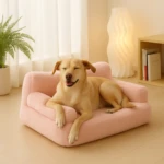 Sofá rosa para perro con relleno de alta densidad, mostrando a un Labrador relajado en posición de descanso sobre su superficie acolchada.