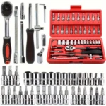 Kit de herramientas con trinquete, bits y extensiones en caja roja abierta, mostrando organización interna y accesorios externos dispuestos en filas.