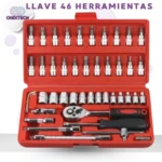 Kit de 46 herramientas con bits y trinquete en caja roja abierta, mostrando organizadores de bits, llave de impacto, extensiones y accesorios metálicos brillantes.