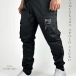 Pantalón negro tipo jogger con múltiples bolsillos, cintura elástica y puños ajustados, sobre fondo blanco.