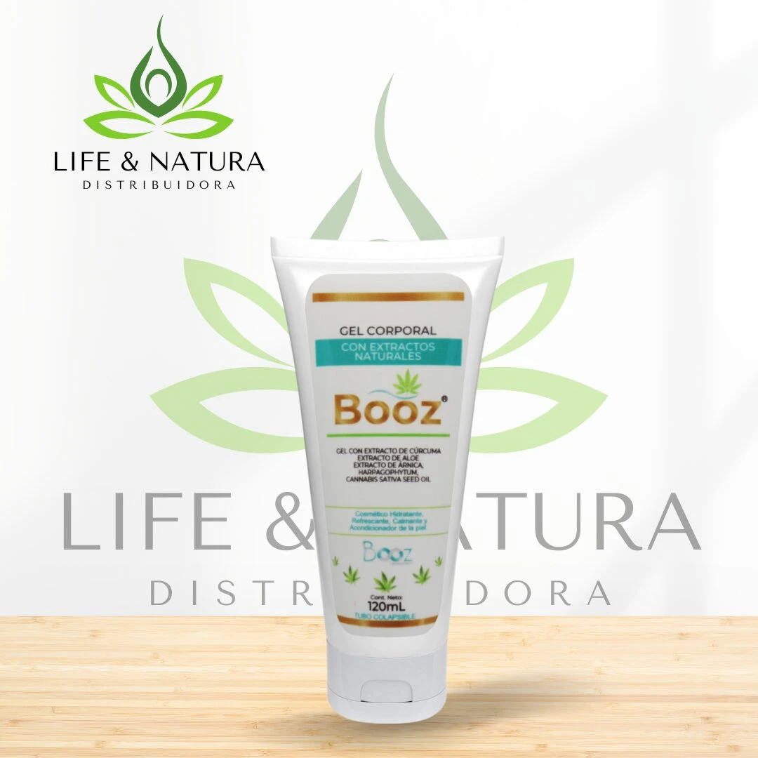 Tubo de gel corporal Booz con extractos de aloe y cúrcuma, 120 ml, sobre superficie de madera con logo Life & Natura al fondo.