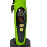 Afeitadora eléctrica recargable Kemei en verde lima con base de carga negra, pantalla digital y botones dorados para ajuste de longitud.