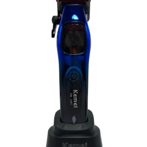 Afeitadora eléctrica Kemei KM2361 en color azul metálico con base de carga negra, vista frontal mostrando el cabezal rojo y luz LED azul encendida.