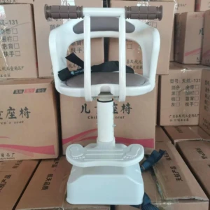 Silla infantil delantera blanca para scooter, con arnés negro ajustable y base de apoyo para pies, montada sobre cajas de cartón.