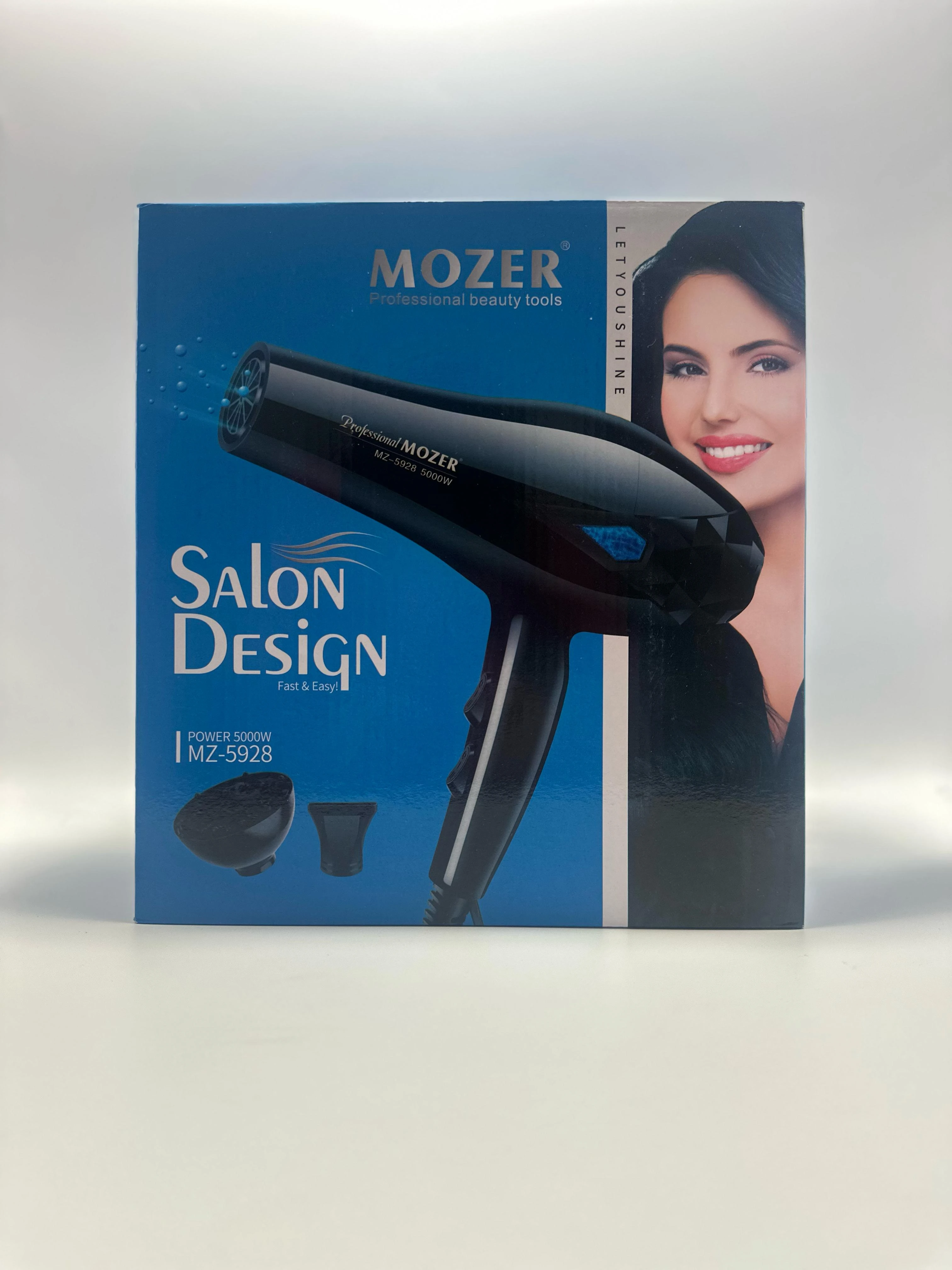 Secadora de cabello Mozer MZ-5928 en su empaque azul, con de modelo sonriendo y accesorios incluidos visibles en la parte inferior.
