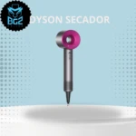Secadora Dyson Supersonic en color rosa fucsia, vista frontal sobre fondo azul claro con patrón de puntos. Mango metálico gris con detalles en malla y punta de aire visible.