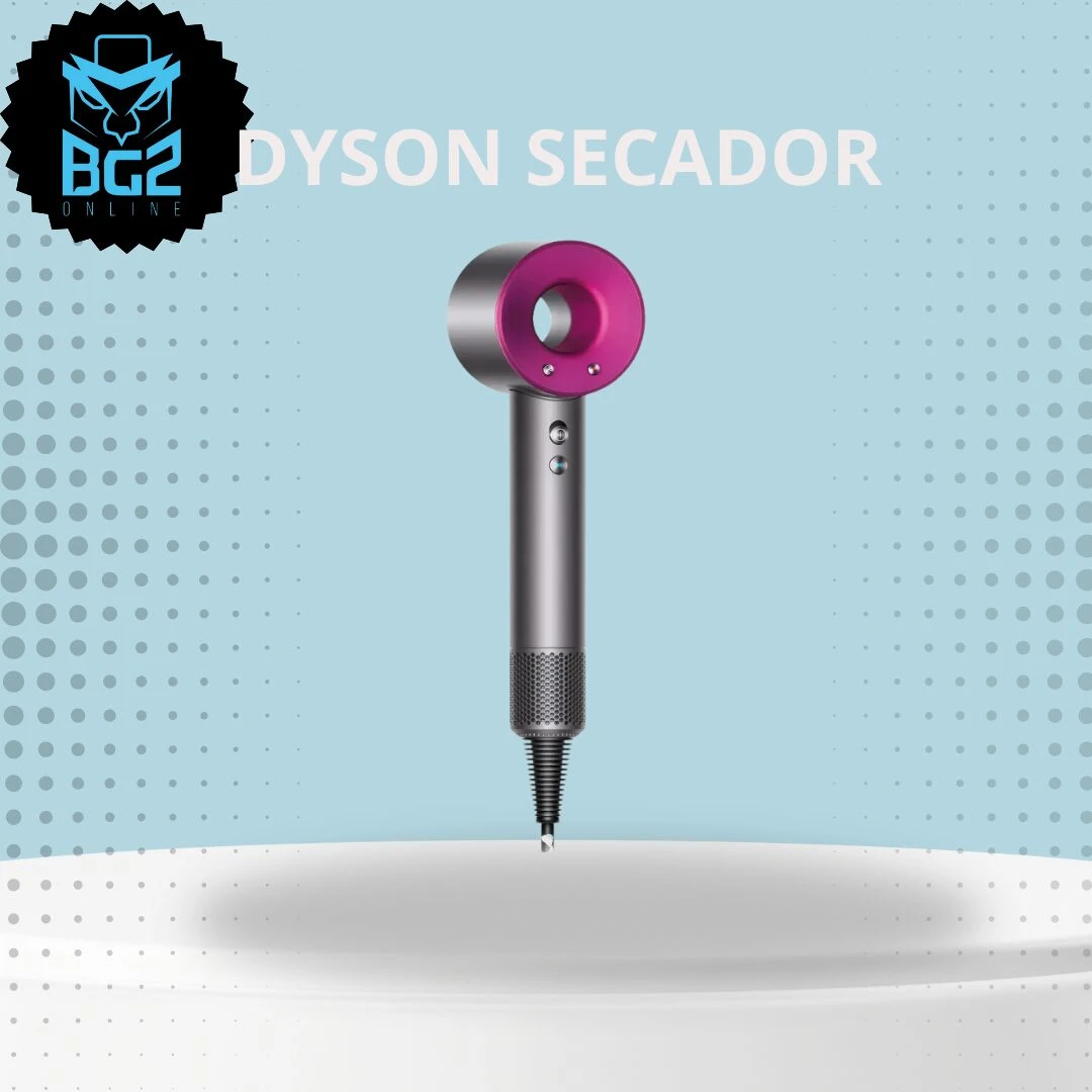 Secadora Dyson Supersonic en color rosa fucsia, vista frontal sobre fondo azul claro con patrón de puntos. Mango metálico gris con detalles en malla y punta de aire visible.
